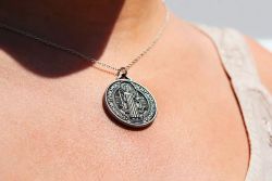 Heiliger Benedikt: wovor er schützt, die Benediktusmedaille, Gebet und Reinigung