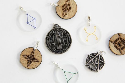 🧿 Cómo limpiar y activar tus amuletos de la suerte para potenciar su energía espiritual ✨