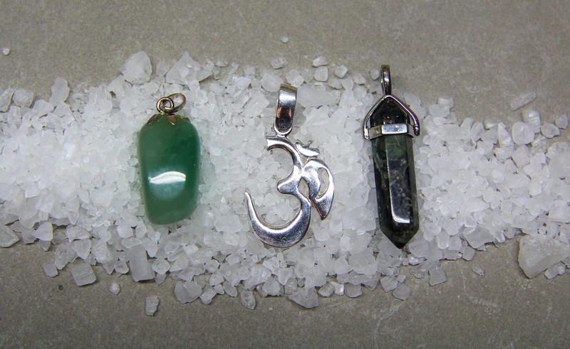 ¿Cómo limpiar y activar tus talismanes o amuletos? 🤔🔮