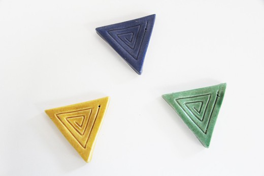 Dreieckiger Räucherstäbchenhalter aus Keramik
