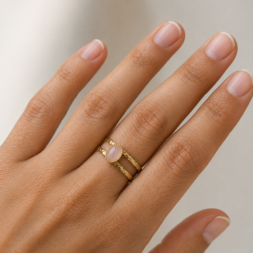 Anillo Gea Dorado Cuarzo Rosa · Amor