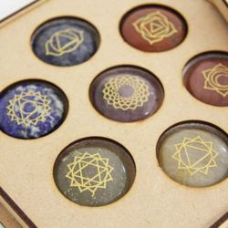 Caja De Madera Minerales Chakras con Inscripción