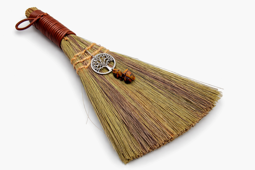 Escoba de Bruja con Árbol de la Vida y Ojo de Tigre