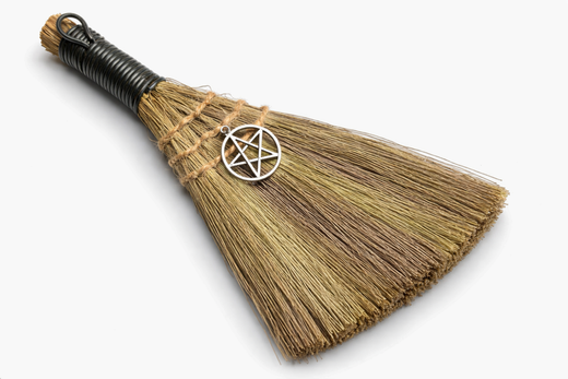 Escoba de Bruja con Pentáculo