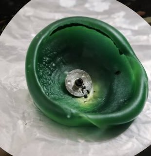 Restos de vela cerrados en un cerco de cera, en una petición de protección o dinero