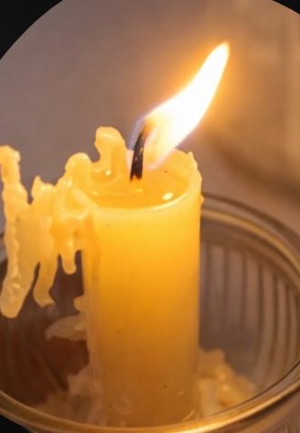 Vela amarilla encendida que llora cera